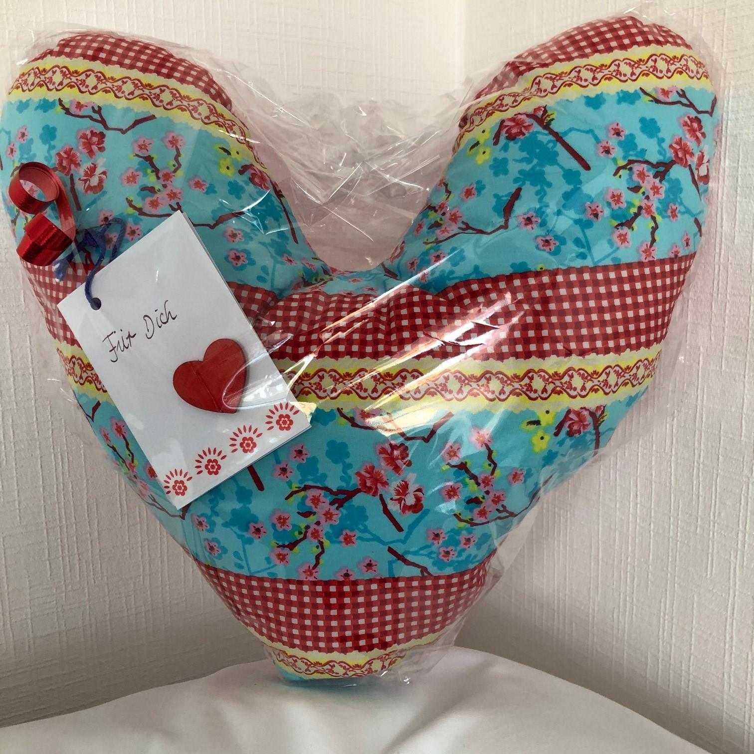 Herzkissen mit Kirschblüten-Muster